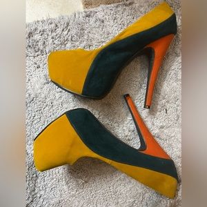 Size 8, retro suede pumps